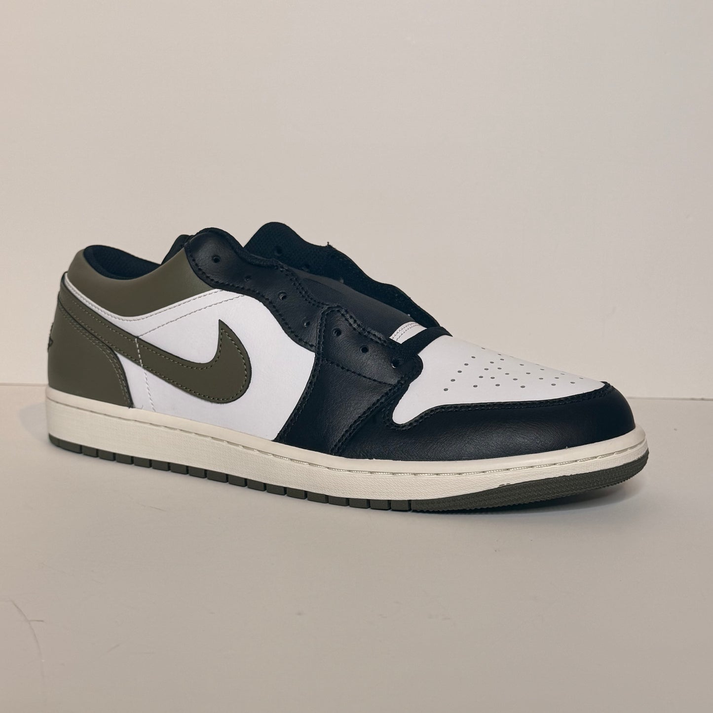 Jordan 1 Low Black Toe/Medium Olive