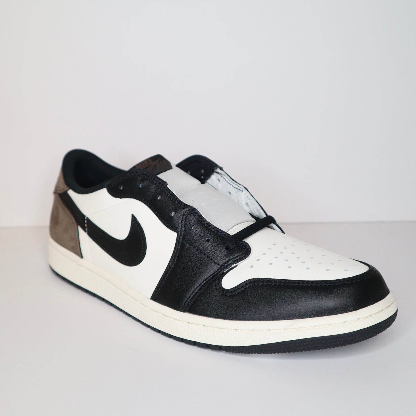 Jordan 1 Low Mocha